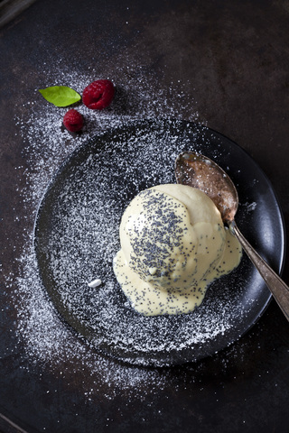 Hefeknödel mit Vanillesauce und Mohn auf Teller, lizenzfreies Stockfoto