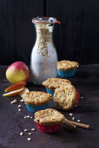 Apfel-Zimt-Muffins und Glasflasche mit Backmischung, lizenzfreies Stockfoto