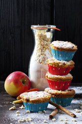 Apfel-Zimt-Muffins und Glasflasche mit Backmischung - CSF28775