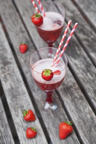 Erdbeerlimonade in Gläsern mit Trinkhalmen, lizenzfreies Stockfoto