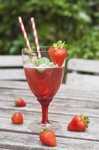 Erdbeerlimonade im Glas mit Trinkhalmen - GWF05387