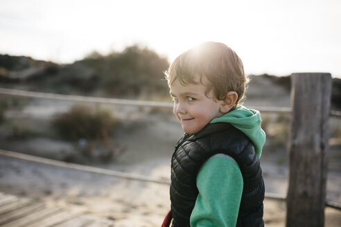 Porträt eines Jungen, der am Strand Grimassen schneidet - JRFF01530