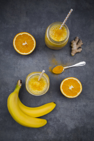 Orangen-Bananen-Smoothie mit Ingwer und Kurkuma, lizenzfreies Stockfoto