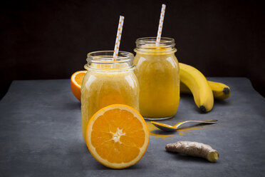 Orangen-Bananen-Smoothie mit Ingwer und Kurkuma - LVF06612