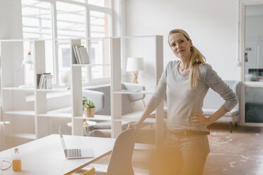 Porträt einer selbstbewussten Frau in einem Loft-Büro - KNSF03561