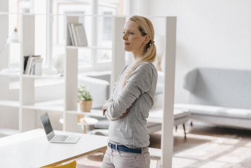 Frau in Loft-Büro stehend - KNSF03562