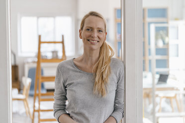 Porträt einer lächelnden Frau in einem Loft - KNSF03565