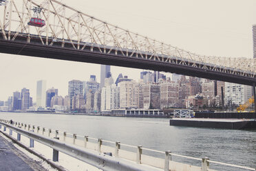 USA, New York, Manhattan, East River und Brücke nach Roosevelt Island - CMF00769