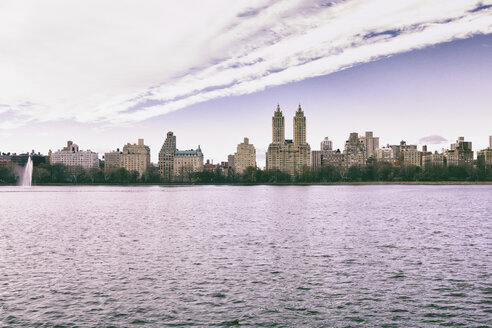 USA, New York, Manhattan, Central Park, Jaqueline Kennedy Onassis Reservoir und San Remo Gebäude - CMF00770