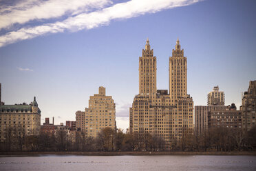 USA, New York, Manhattan, Central Park, Jaqueline Kennedy Onassis Reservoir and San Remo building, apartment tower - CMF00771