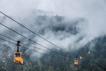 Österreich, Land Salzburg, St. Gilgen, Zwoelferhornbahn, Nebel - WVF00902