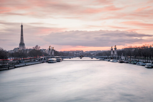 Frankreich, Paris, Blick auf die Seine mit Pont Alexandre III und dem Eiffelturm im Hintergrund bei Sonnenuntergang - WVF00913