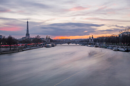 Frankreich, Paris, Blick auf die Seine mit Pont Alexandre III und dem Eiffelturm im Hintergrund bei Sonnenuntergang - WVF00914