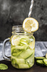 Entgiftungswasser, Gurkenwasser, Zitrone, Minze in einem Glas - SARF03486
