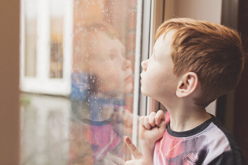 Junge betrachtet den Regen auf der Fensterscheibe - NMS00194