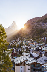 Schweiz, Wallis, Zermatt, Matterhorn, Stadtbild, Chalets, Ferienhäuser bei Sonnenuntergang - WDF04327