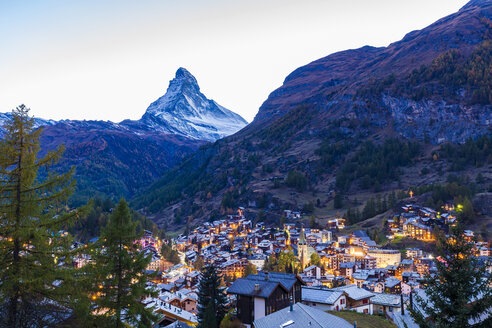 Switzerland, Valais, Zermatt, Matterhorn, townscape, chalets, holiday homes in the evening - WDF04330