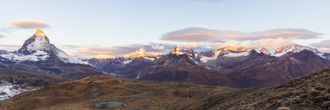 Schweiz, Wallis, Zermatt, Matterhorn, Alphubel, Allalinhorn und Rimpfischhorn am Morgen, lizenzfreies Stockfoto