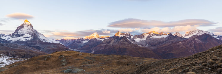Schweiz, Wallis, Zermatt, Matterhorn, Alphubel, Allalinhorn und Rimpfischhorn am Morgen - WDF04333