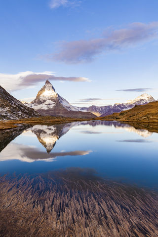 Schweiz, Wallis, Zermatt, Matterhorn, Riffelsee am Morgen, lizenzfreies Stockfoto