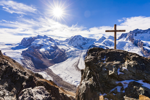 Schweiz, Wallis, Zermatt, Monte Rosa, Monte Rosa-Massiv, Monte Rosa-Gletscher, Grenzgletscher, Gornergletscher, Blick vom Gornergrat, Gipfelkreuz gegen die Sonne, lizenzfreies Stockfoto