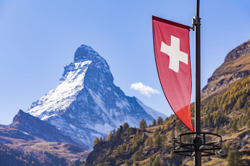Schweiz, Wallis, Zermatt, Matterhorn, Schweizer Flagge - WDF04353