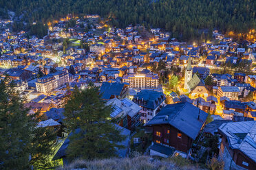 Schweiz, Wallis, Zermatt, Matterhorn, Stadtbild am Abend - WDF04356