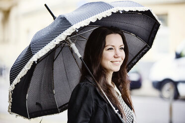 Porträt einer modischen jungen Frau mit schwarzem Vintage-Regenschirm - JATF00995