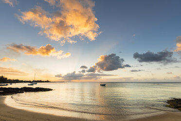 Mauritius, Westküste, Indischer Ozean, Strand Pereybere, Sonnenuntergang - FOF09778