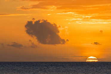 Mauritius, Westküste, Indischer Ozean, Strand von Trou aux Biches, Sonnenuntergang - FOF09780