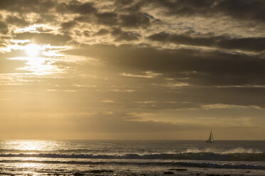 Mauritius, Westküste, Indischer Ozean, Trou aux Biches, Segelschiff bei Sonnenuntergang - FOF09781