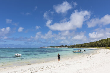 Mauritius, Indischer Ozean, Flacq, Ostküste, Touristin am Strand von Belle Mare - FOF09786