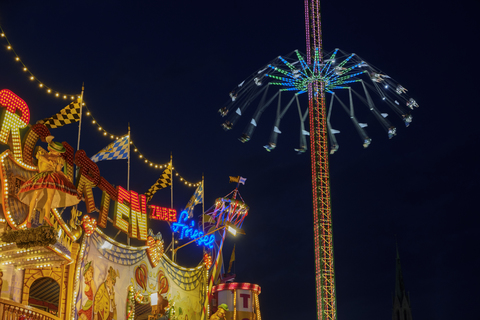 Deutschland, Bayern, München, Blick auf Oktoberfest, Labyrinth und Jule-Verne-Turm bei Nacht, lizenzfreies Stockfoto