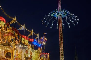 Deutschland, Bayern, München, Blick auf Oktoberfest, Labyrinth und Jule-Verne-Turm bei Nacht - SIEF07676