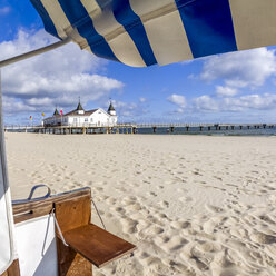 Deutschland, Mecklenburg-Vorpommern, Usedom, Ahlbeck, Strand, überdachter Strandkorb und Seebrücke - PUF01160