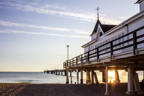 Deutschland, Mecklenburg-Vorpommern, Usedom, Ahlbeck, Seebrücke bei Sonnenuntergang - PUF01161