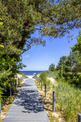 Deutschland, Mecklenburg-Vorpommern, Usedom, Ahlbeck, Uferpromenade zum Strand - PUF01162