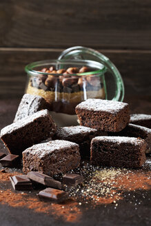 Brownies und ein Glas Backmischung für die Zubereitung von Brownies - CSF28815