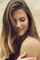 Porträt einer nackten jungen Frau am Strand - PNEF00390