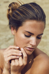 Portrait of young woman on the beach - PNEF00396