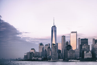 USA, New York, Manhattan, Skyline mit One World Trade Center - CMF00772