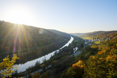 Deutschland, Bayern, Niederbayern, Altmühltal, Blick auf Prunn und Altmühl gegen die Sonne - SIEF07681