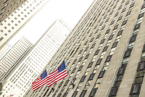 USA, New York City, Manhattan, Wolkenkratzer mit amerikanischen Flaggen - CMF00775