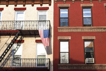 USA, New York City, Brooklyn, residential house with American flag - CMF00776