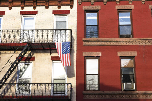 USA, New York City, Brooklyn, Wohnhaus mit amerikanischer Flagge - CMF00776
