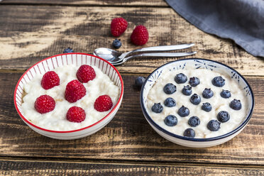 Puddingreis mit Heidelbeeren und Himbeeren - SARF03494