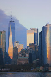 USA, New York City, Manhattan, One World Trade Center bei Sonnenuntergang - CMF00787