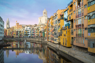 Spanien, Katalonien, Girona, Kathedrale und Häuser entlang des Flusses Onyar am Abend - GEMF01845