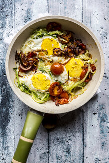 Nudelnest mit Ei, Zucchini-Nudeln mit Ei, Tomate und roter Zwiebel - SARF03498