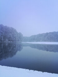 Deutschland, Nordrhein-Westfalen, Köln, Stadtbezirk Lindenthal, Adenauer Weiher im Winter - GWF05396